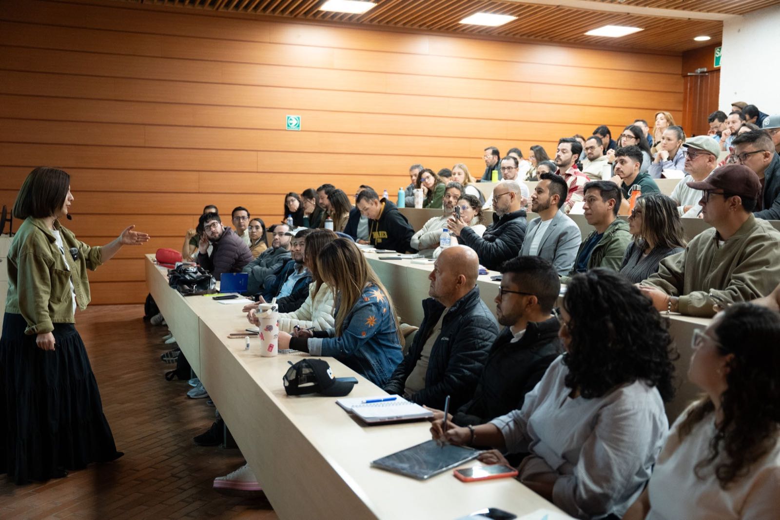 Tatiana Rodríguez Leal dando una clase en un auditorio lleno