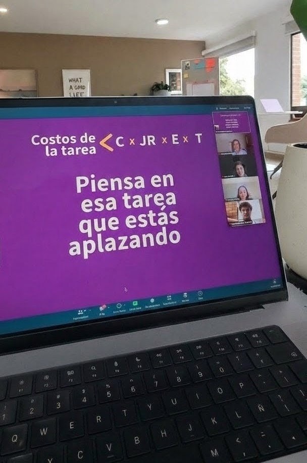 Laptop con una clase en vivo: «Piensa en esa tarea que estás aplazando»