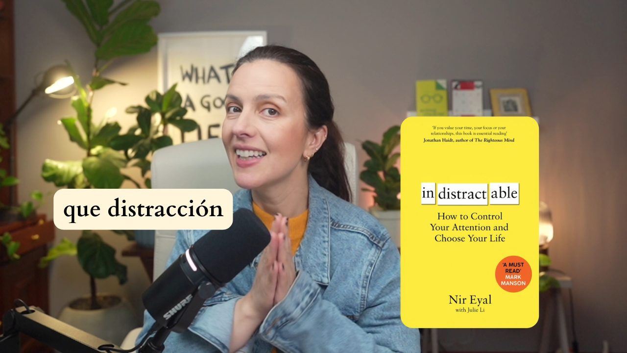 Tatiana en su estudio con el libro Indistractable, fotograma del video Cuatro razones por las que no te concentras