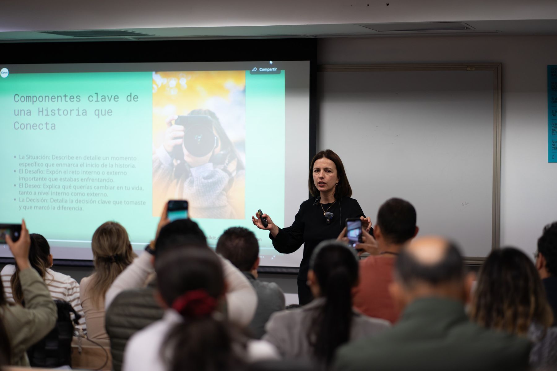 Tatiana Rodríguez Leal dando una charla sobre storytelling; el público graba con el celular